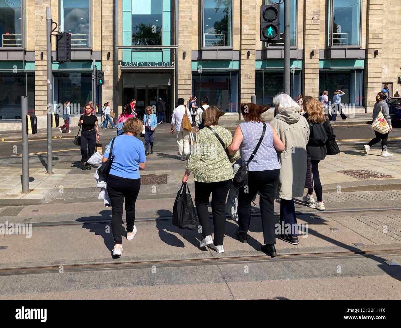 Negozio Harvey Nichols, St. Andrew Square, Edimburgo, Scozia - Immagine stock catturata con smartphone