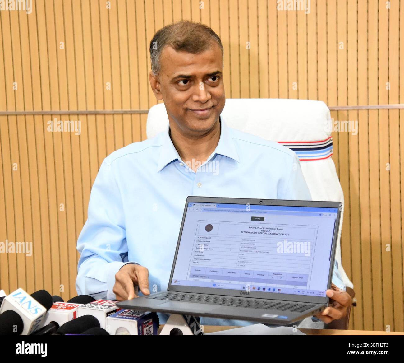 Patna, India. 1 giugno 2025. PATNA, INDIA - MAGGIO 31: Anand Kishore, presidente della Bihar School Examination Board, ha pubblicato i risultati degli esami speciali intermedi e materici il 31 maggio 2025 a Patna, India. (Foto di Santosh Kumar/Hindustan Times/Sipa USA ) credito: SIPA USA/Alamy Live News Foto Stock