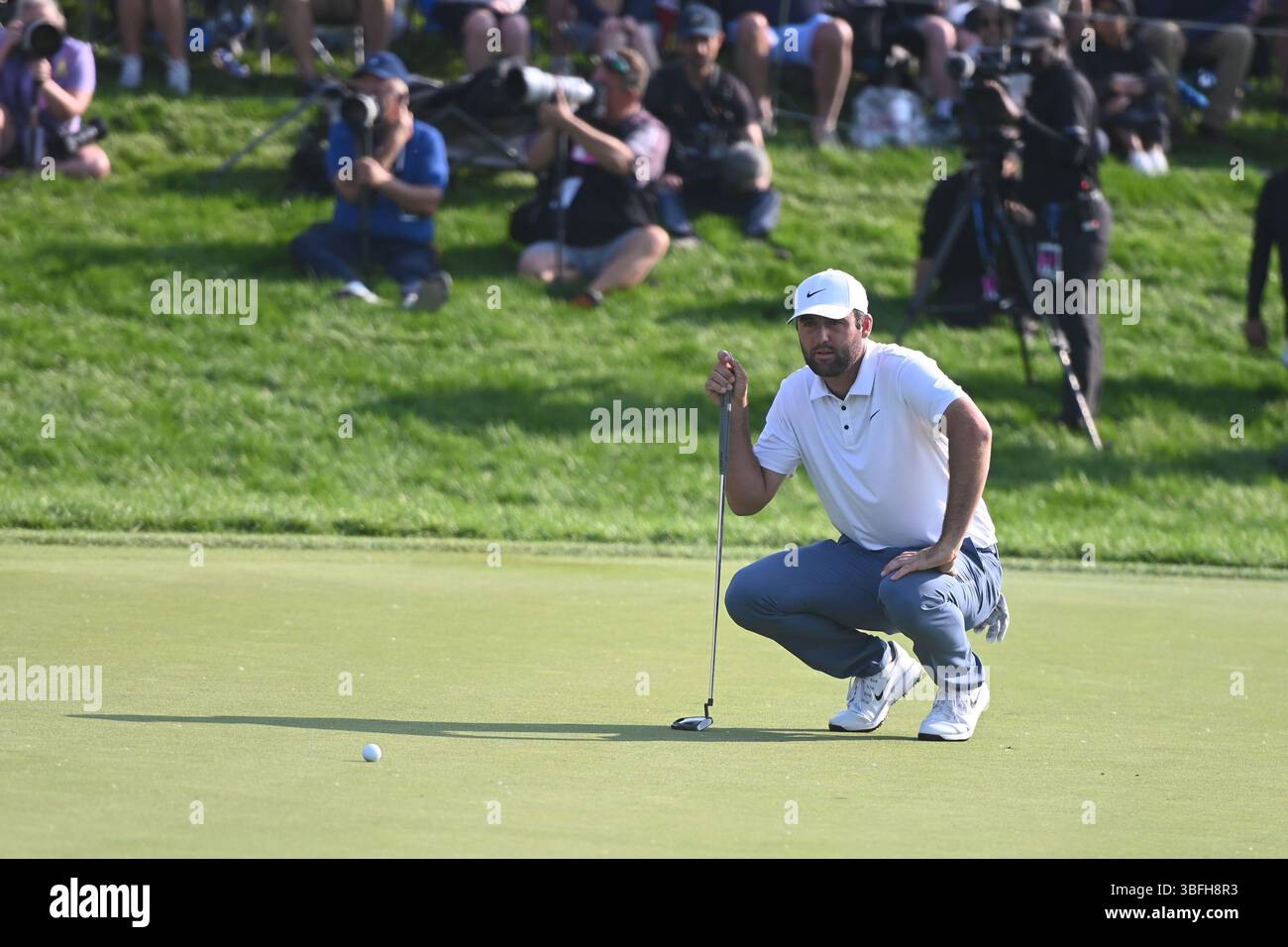 Dublino, Ohio, Stati Uniti. 1 giugno 2025. Scottie Scheffler (USA) si prepara a fare il putt sulla 18ma buca alla cerimonia di vittoria del Memorial Tournament a Dublino, Ohio. Brent Clark/Cal Sport Media/Alamy Live News Foto Stock