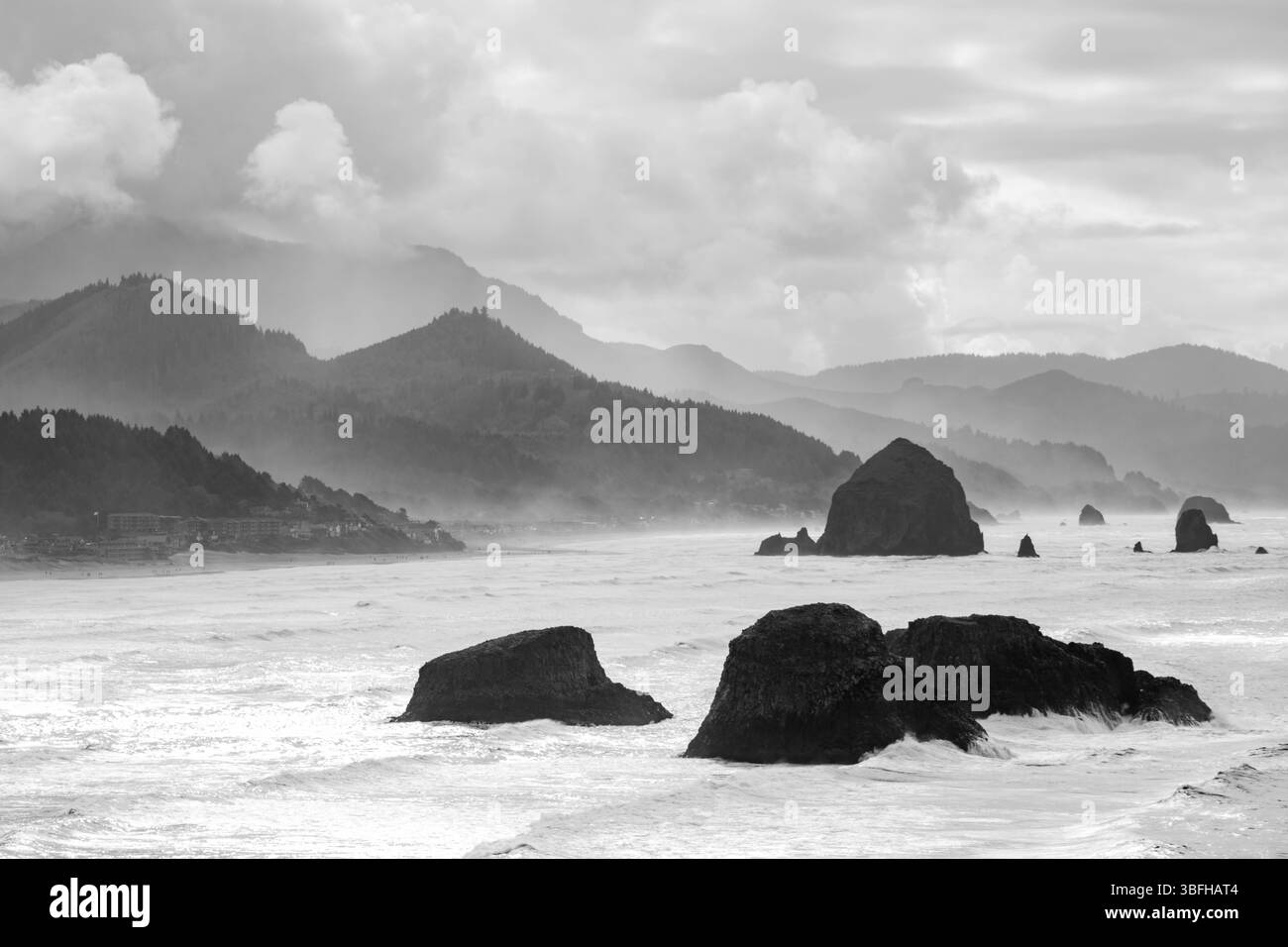 Una vista mattutina nuvolosa della spiaggia di Cannon dal Parco Ecola. Bianco e nero. Foto Stock Una vista mattutina nuvolosa della spiaggia di Cannon dal Parco Ecola. Bianco e nero. Foto Stock