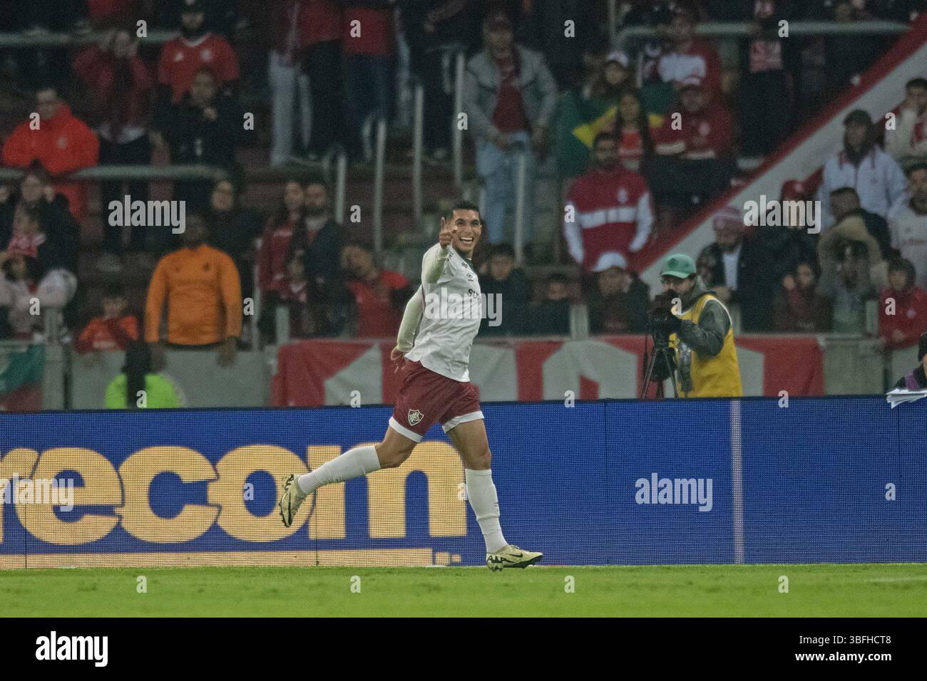 Porto Alegre, Brasile. 1 giugno 2025. Kevin Serna di Fluminense, festeggia dopo aver segnato il primo gol della sua squadra durante la partita tra Internacional e Fluminense, per la serie A brasiliana 2025, allo Stadio Beira-Rio, a Porto Alegre il 01 giugno 2025 foto: Max Peixoto/DiaEsportivo/Alamy Live News Credit: DiaEsportivo/Alamy Live News Foto Stock