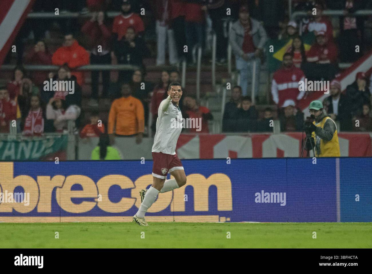 Porto Alegre, Brasile. 1 giugno 2025. Kevin Serna di Fluminense, festeggia dopo aver segnato il primo gol della sua squadra durante la partita tra Internacional e Fluminense, per la serie A brasiliana 2025, allo Stadio Beira-Rio, a Porto Alegre il 01 giugno 2025 foto: Max Peixoto/DiaEsportivo/Alamy Live News Credit: DiaEsportivo/Alamy Live News Foto Stock