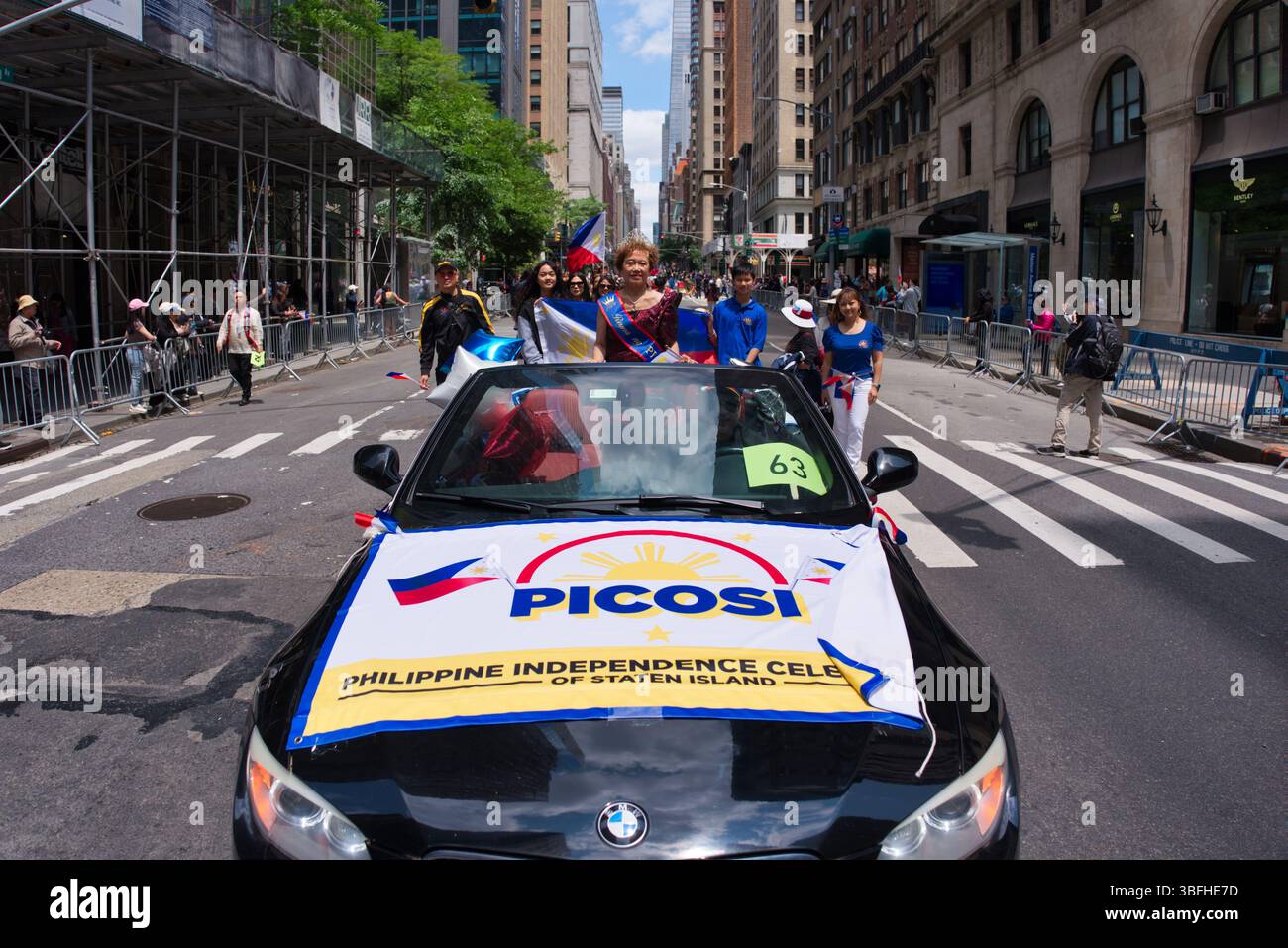 Una BMW nera convertibile, decorata con bandiere Filippine e uno striscione per la celebrazione dell'indipendenza delle Filippine Picosi di Staten Island, conduce un par Foto Stock