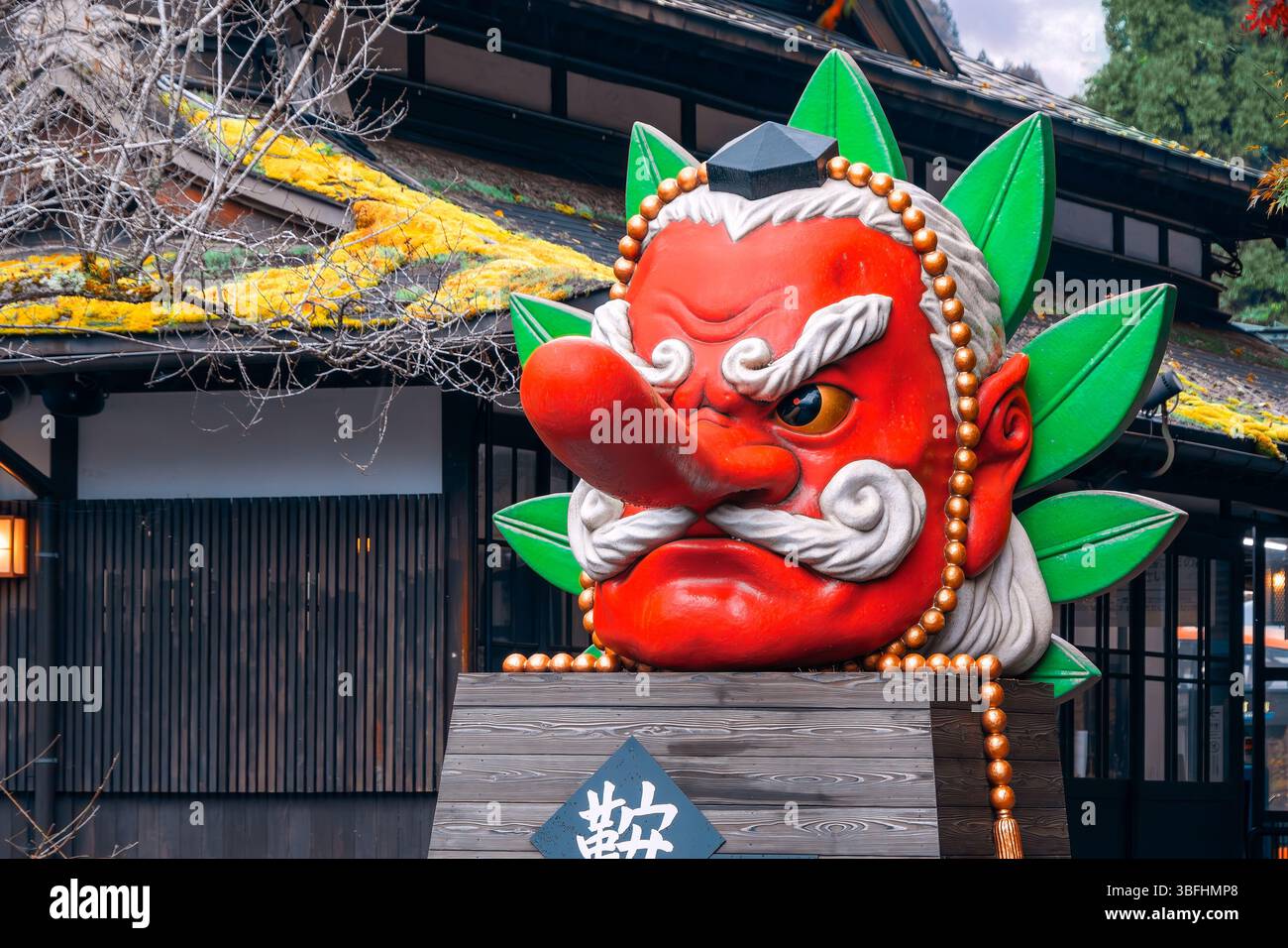 Kyoto, Giappone - 16 novembre 2024: Tengu alla stazione di Kurama. Sono un tipo di creatura leggendaria credenza shintoista e considerati un tipo di yokai (supernatur) Foto Stock