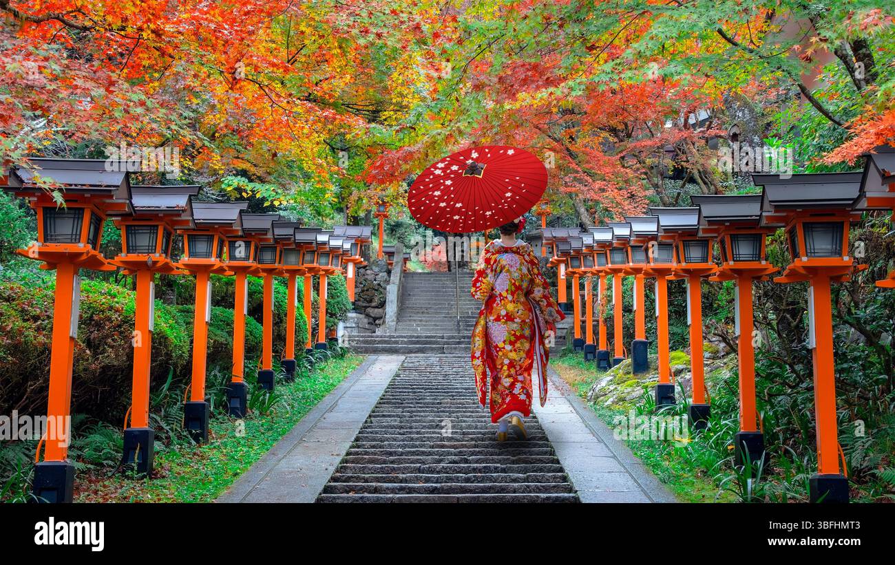 Kyoto, Giappone - 16 novembre 2024: Kuramadera in uno splendido scenario autunnale a Kyoto, il Giappone è un grande complesso di templi sparso sul lato del monte Kura Foto Stock