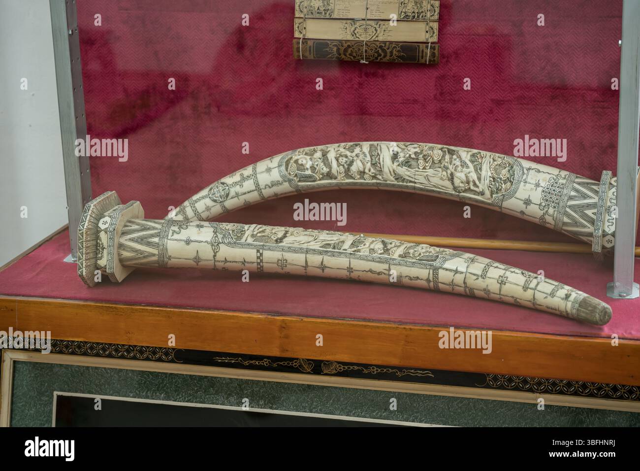 Due zanne fatte di osso e avorio scolpito con figure e draghi, Cina, dinastia Qing, inizio del XIX secolo Foto Stock