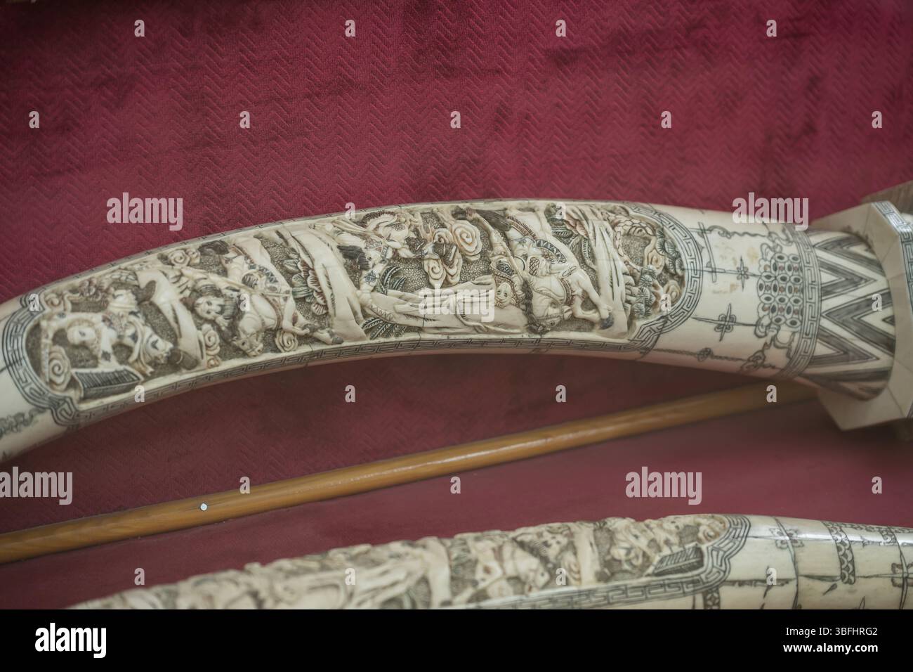 Due zanne fatte di osso e avorio scolpito con figure e draghi, Cina, dinastia Qing, inizio del XIX secolo Foto Stock