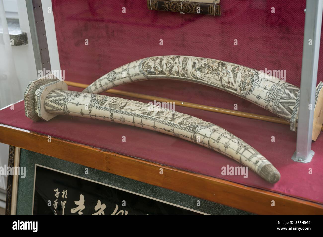 Due zanne fatte di osso e avorio scolpito con figure e draghi, Cina, dinastia Qing, inizio del XIX secolo Foto Stock