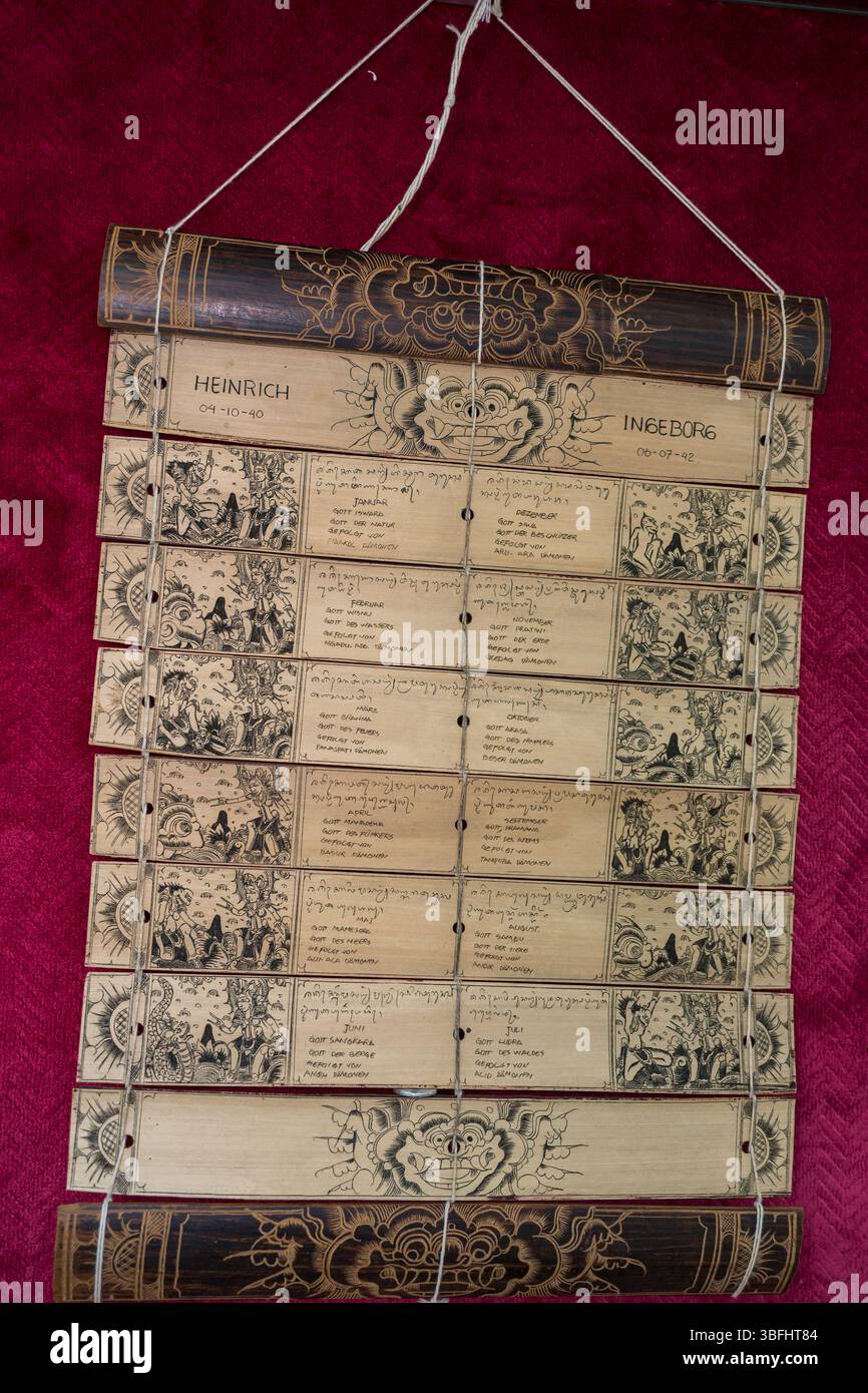 Libro realizzato con foglie di palma essiccate, chiamato LONTAR, nella Exhibition Hall dell'Archivio di Bistrita, Romania, 2025 Foto Stock