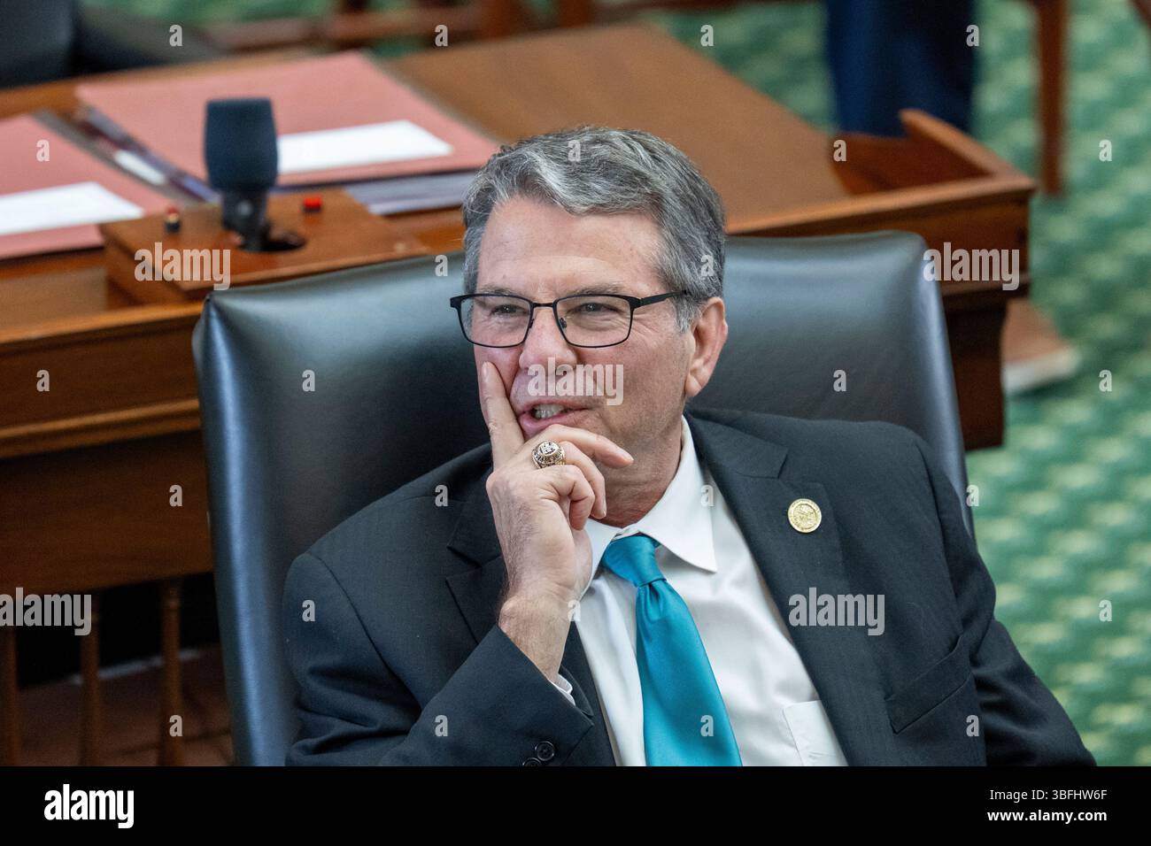 Austin Texas USA, 1 giugno 2025: Il senatore dello Stato del Texas Charles Perry (R-Lubbock) siede alla sua scrivania al Senato dal secondo all'ultimo giorno della 89a sessione legislativa. ©Bob Daemmrich Foto Stock