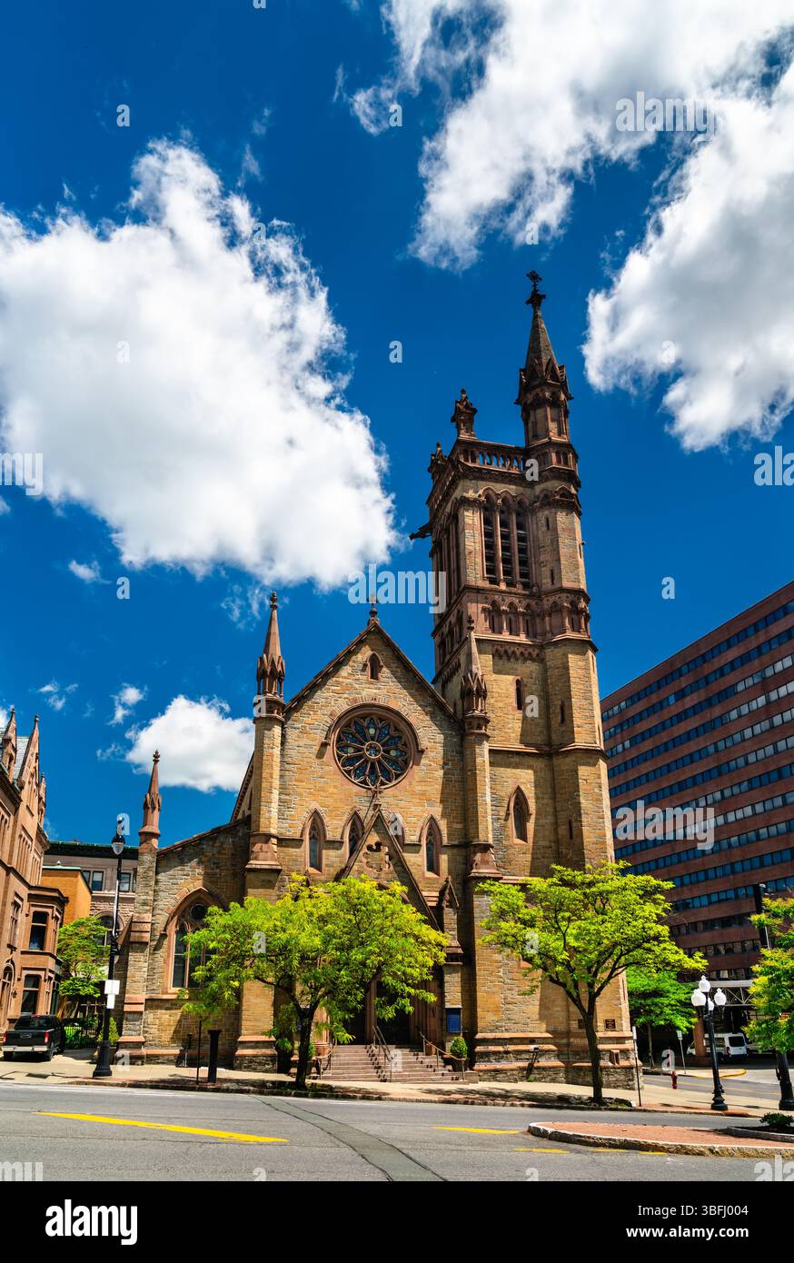 La chiesa episcopale di San Pietro sorge ad Albany, New York, con la sua facciata in pietra neogotica e l'alto campanile Foto Stock