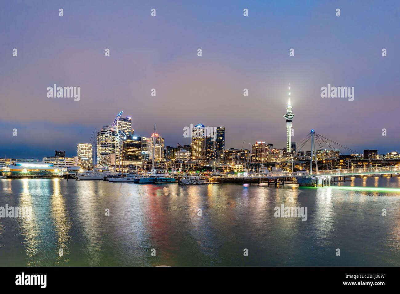 Auckland, nuova Zelanda - 17 febbraio 2025: Auckland CBD della nuova Zelanda di notte Foto Stock