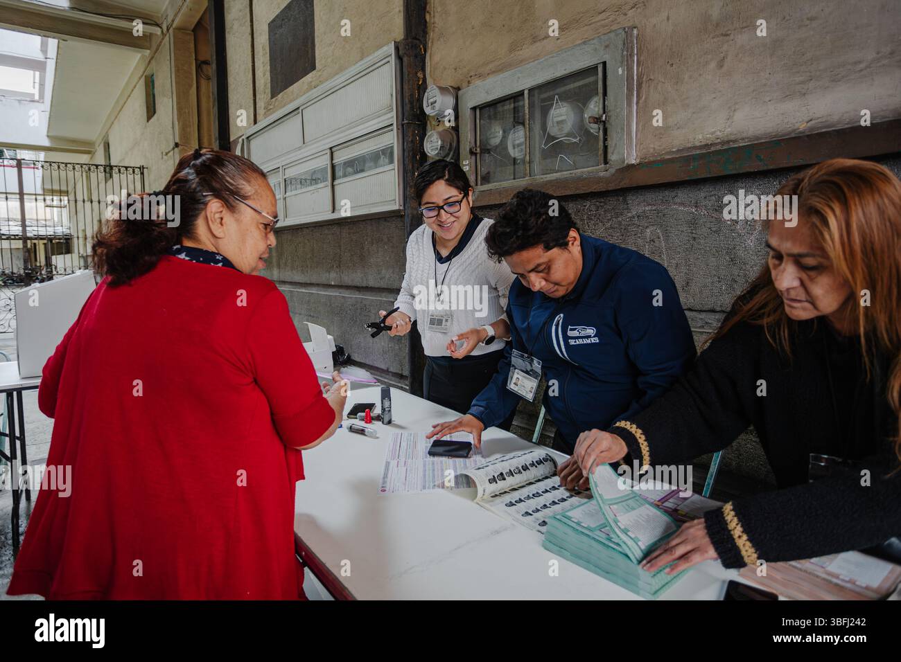 Un cittadino arriva a un seggio elettorale per esprimere il proprio voto durante le prime elezioni giudiziarie del Messico. L'immagine riflette la responsabilità civica. Foto Stock