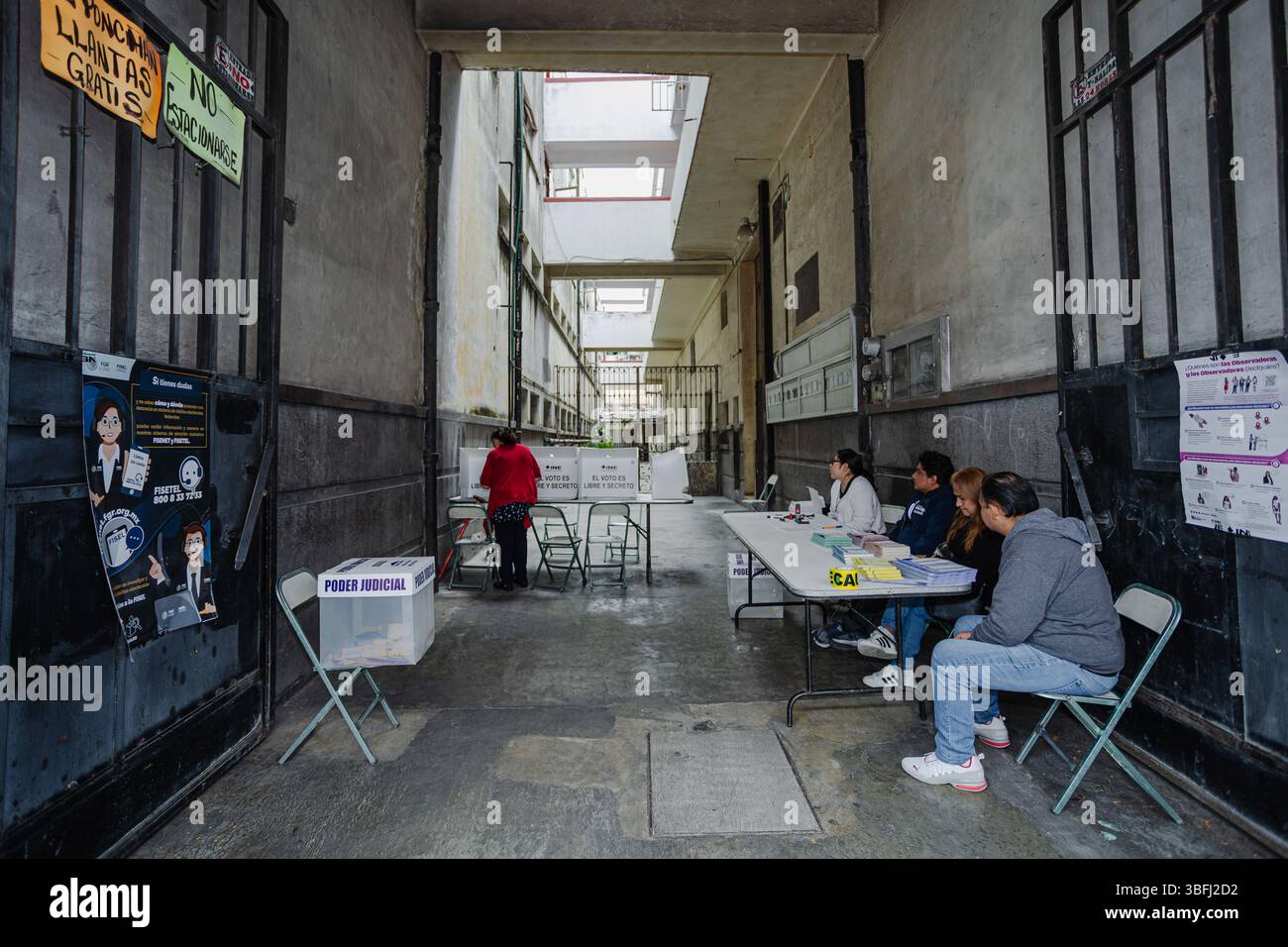 Un cittadino arriva a un seggio elettorale per esprimere il proprio voto durante le prime elezioni giudiziarie del Messico. L'immagine riflette la responsabilità civica. Foto Stock