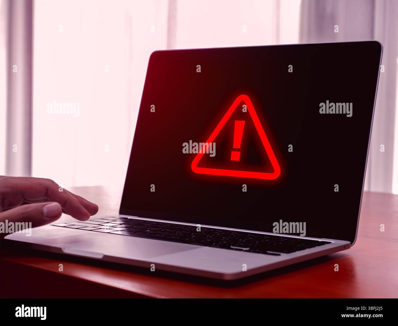 Avviso virus. Triangolo rosso, segnale di errore di sistema violato, malware, simbolo di pericolo di attenzione, errore di sistema, visualizzazione di un avviso sullo schermo del computer portatile Foto Stock