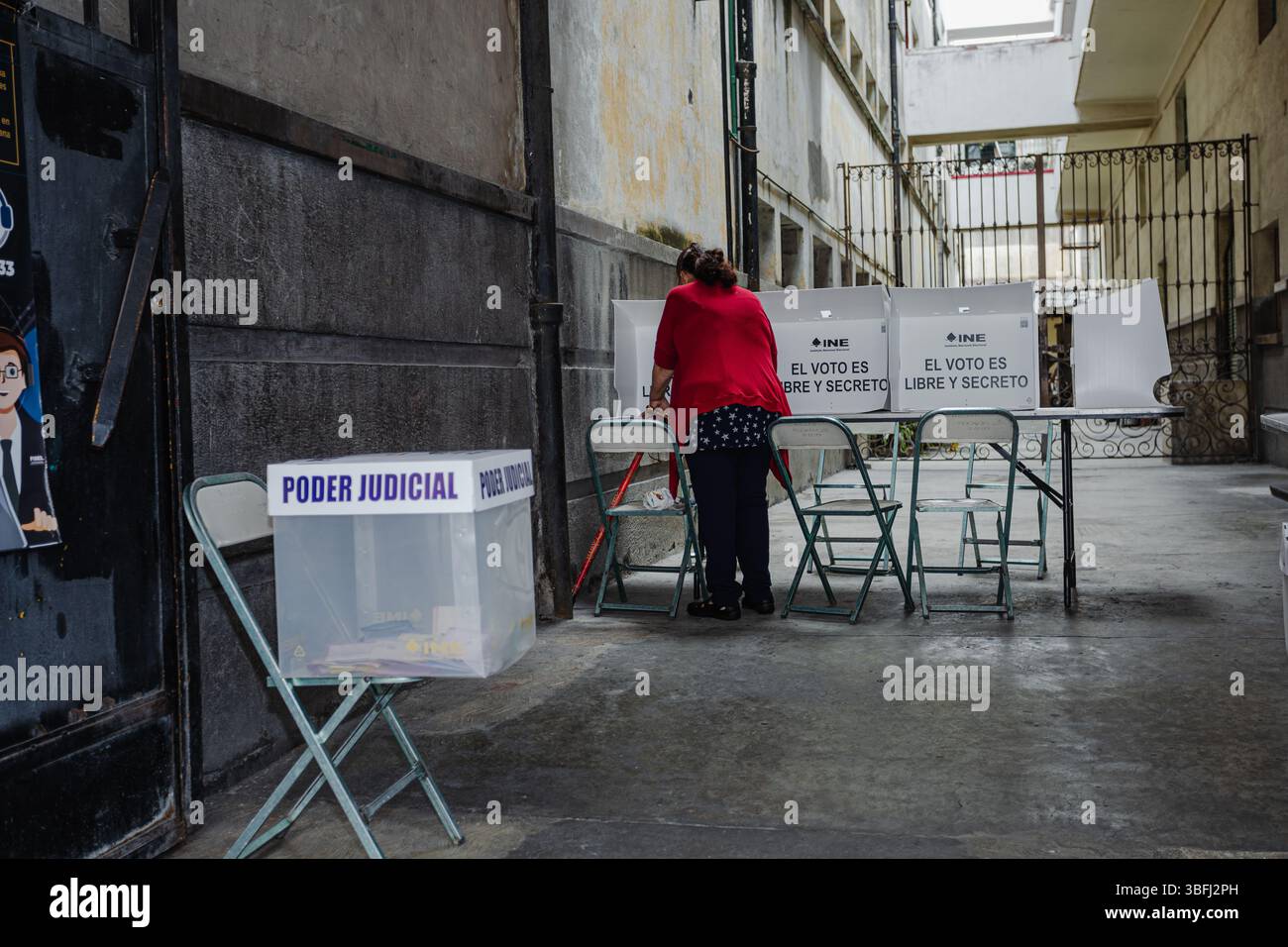 Un cittadino arriva a un seggio elettorale per esprimere il proprio voto durante le prime elezioni giudiziarie del Messico. L'immagine riflette la responsabilità civica. Foto Stock