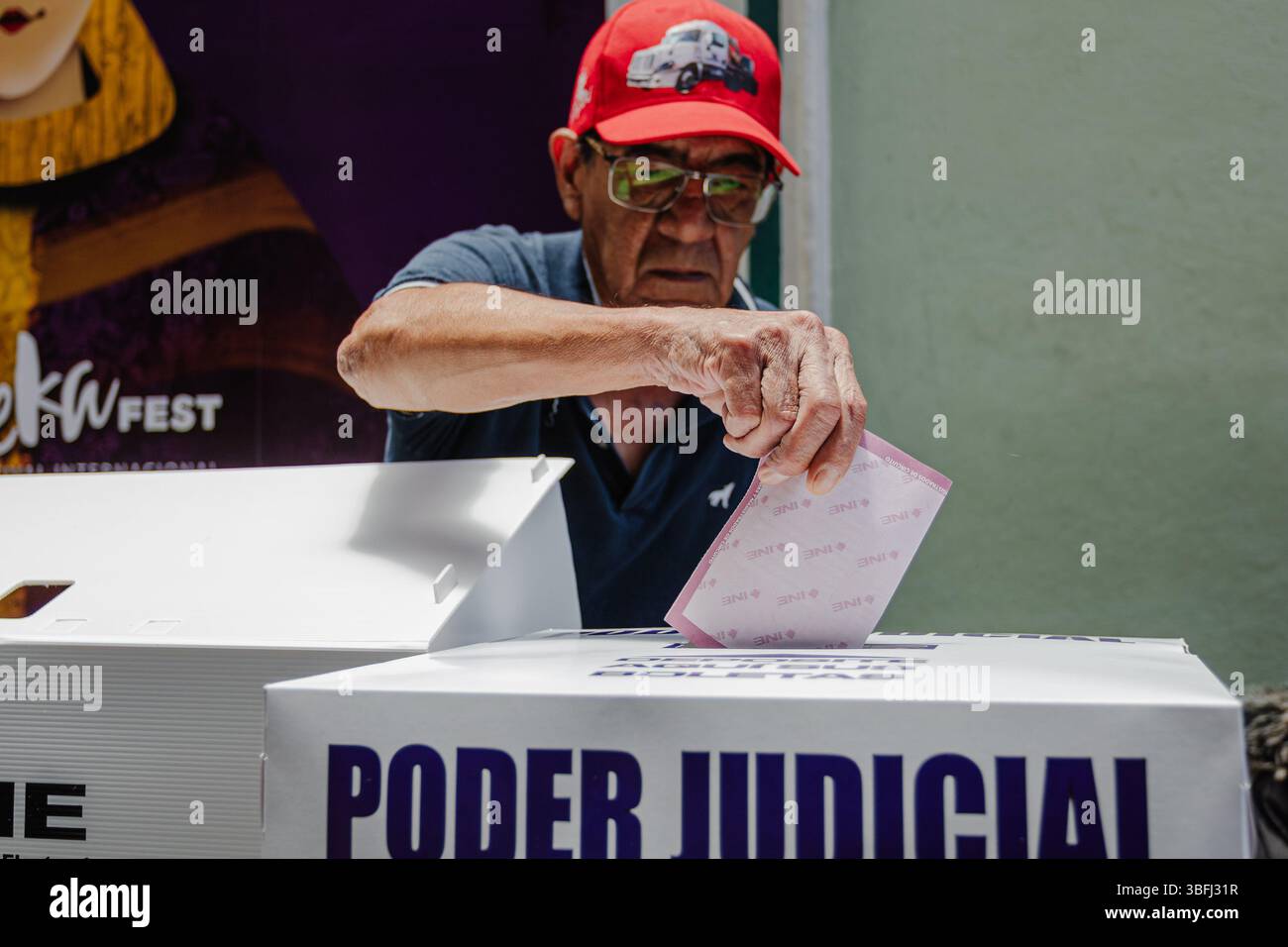 Un cittadino arriva a un seggio elettorale per esprimere il proprio voto durante le prime elezioni giudiziarie del Messico. L'immagine riflette la responsabilità civica. Foto Stock