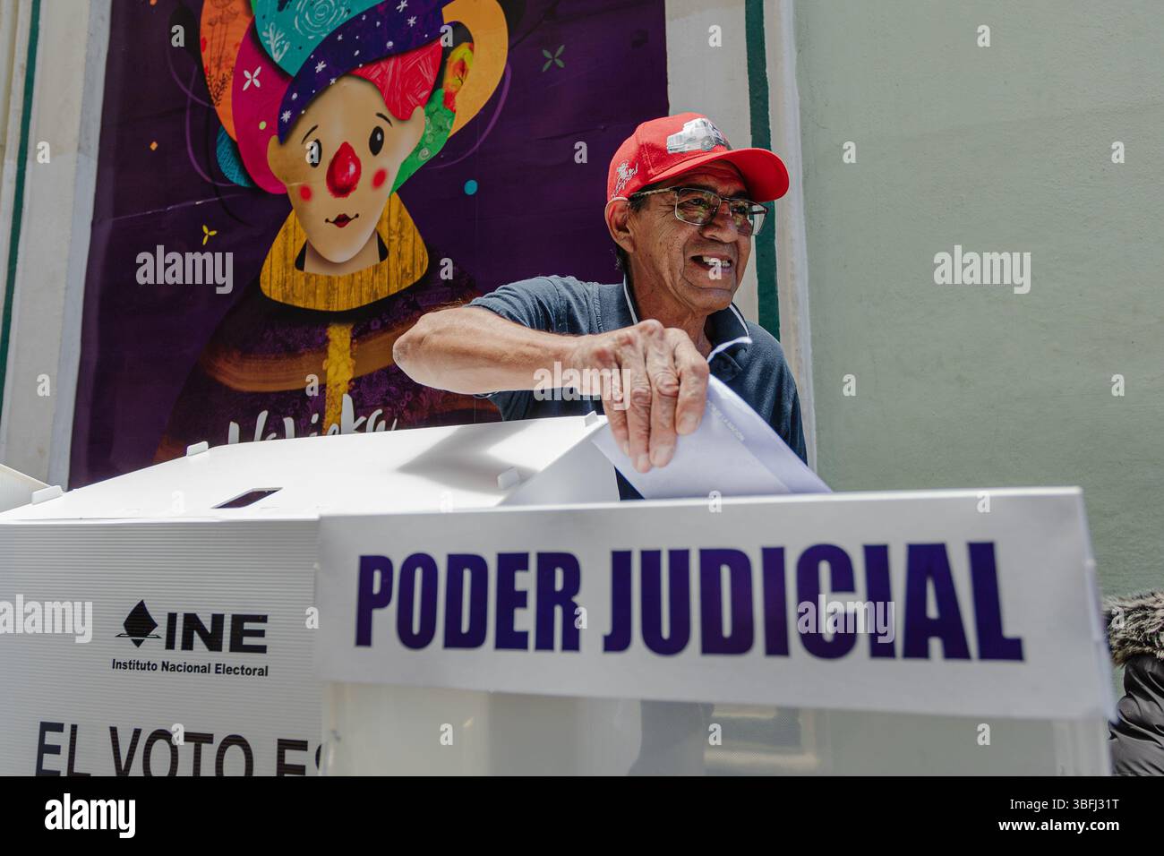 Un cittadino arriva a un seggio elettorale per esprimere il proprio voto durante le prime elezioni giudiziarie del Messico. L'immagine riflette la responsabilità civica. Foto Stock