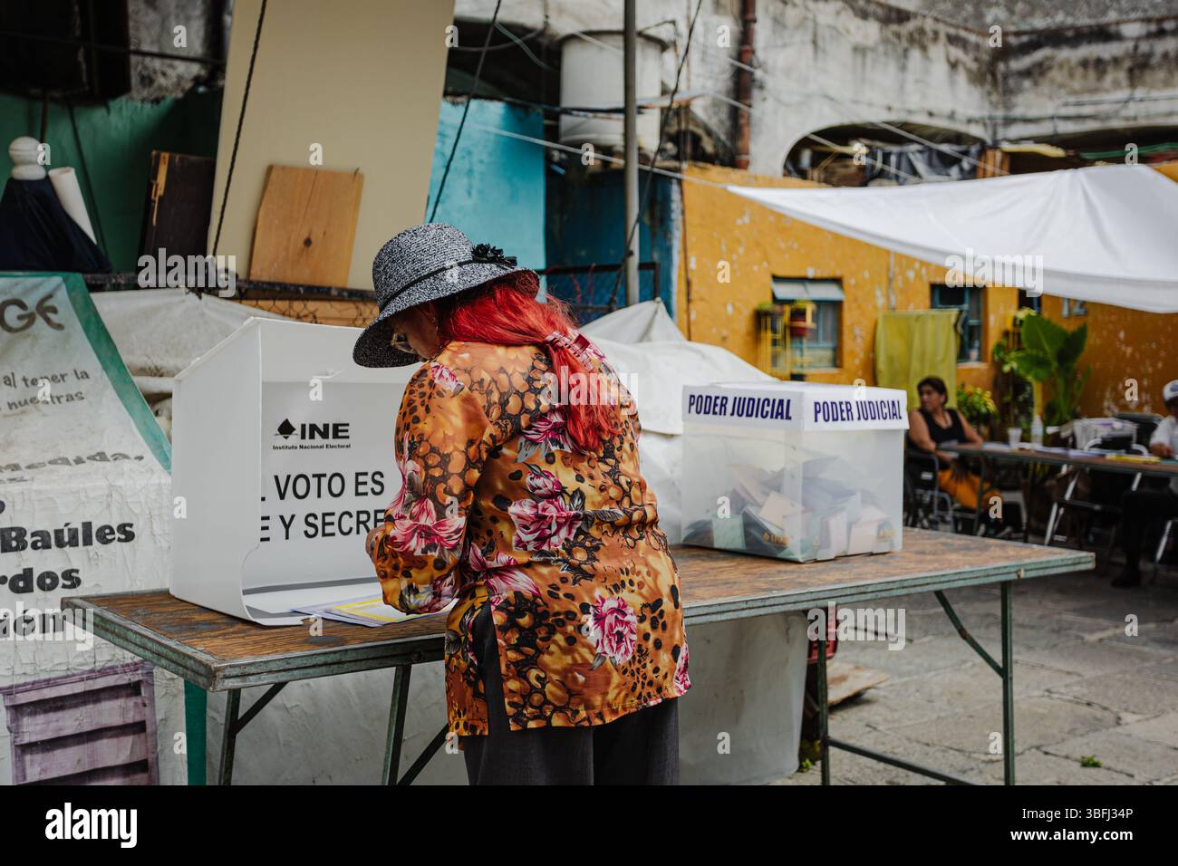 Un cittadino arriva a un seggio elettorale per esprimere il proprio voto durante le prime elezioni giudiziarie del Messico. L'immagine riflette la responsabilità civica. Foto Stock