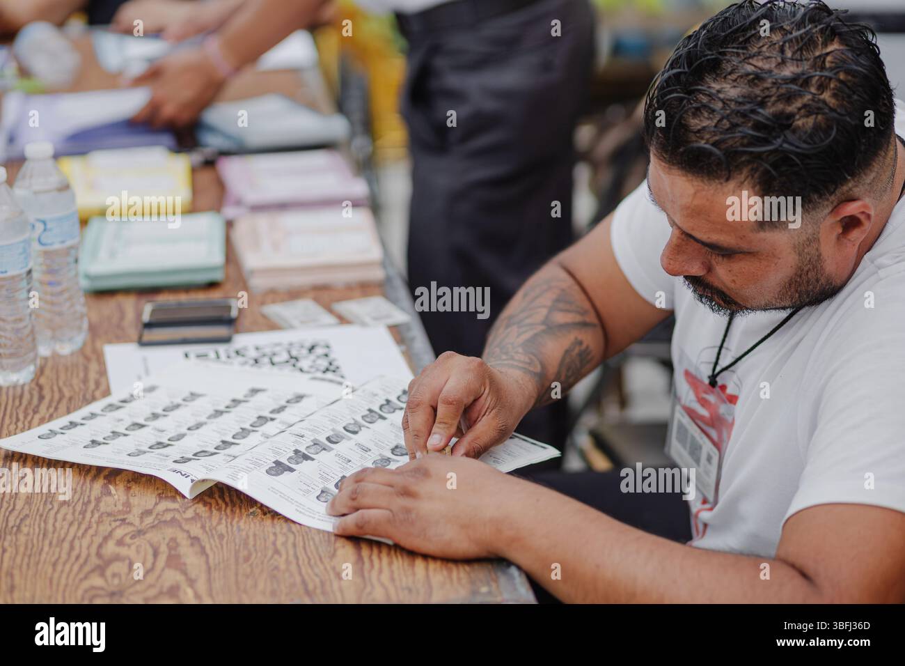 I funzionari elettorali sono visti gestire le procedure durante le prime elezioni giudiziarie del Messico. Foto Stock