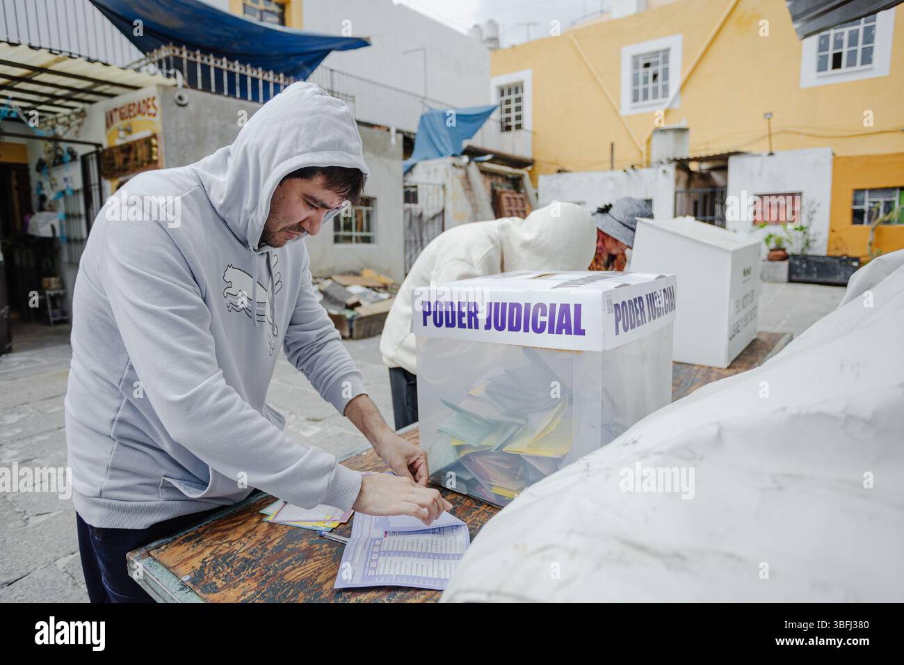 Un cittadino arriva a un seggio elettorale per esprimere il proprio voto durante le prime elezioni giudiziarie del Messico. L'immagine riflette la responsabilità civica. Foto Stock