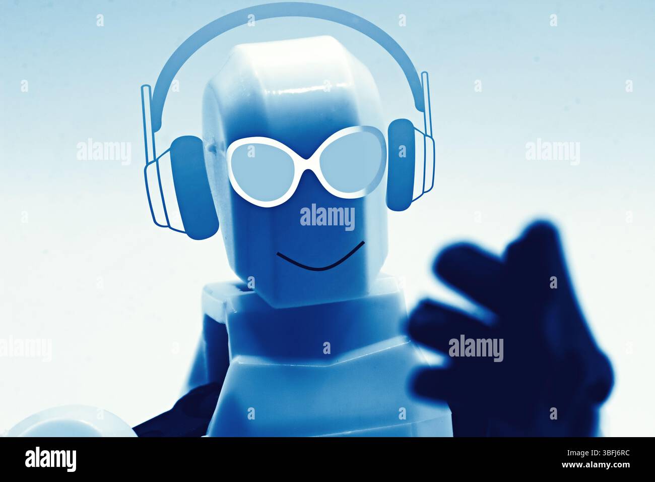Robot con cuffie esperienza audio coinvolgente in un mondo futuristico di musica e tecnologia Foto Stock