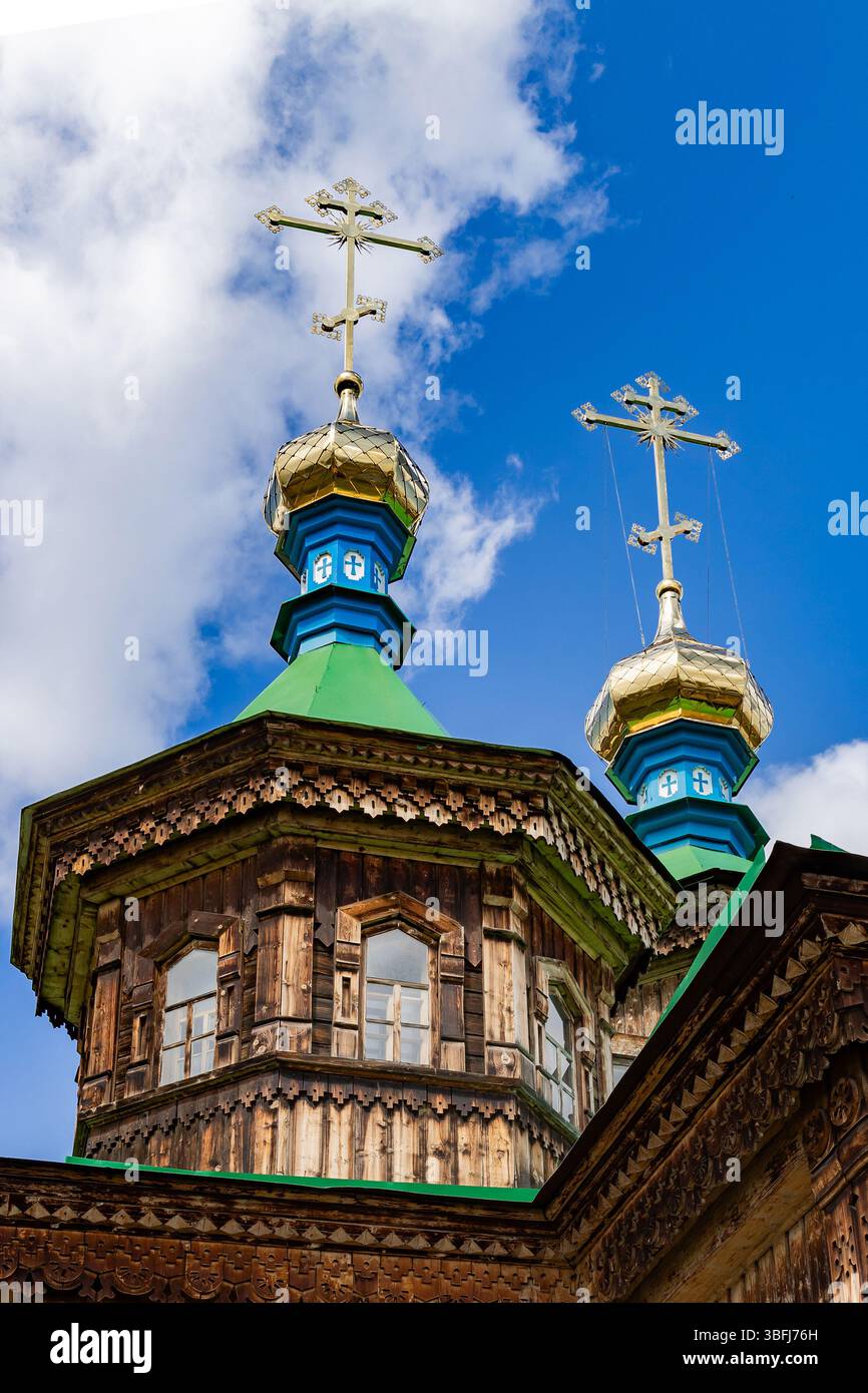 Cattedrale della Santissima Trinità nella città di Karakol, Kirghizistan. Chiesa in legno, architettura. Diocesi del Kirghizistan della Chiesa ortodossa russa Foto Stock
