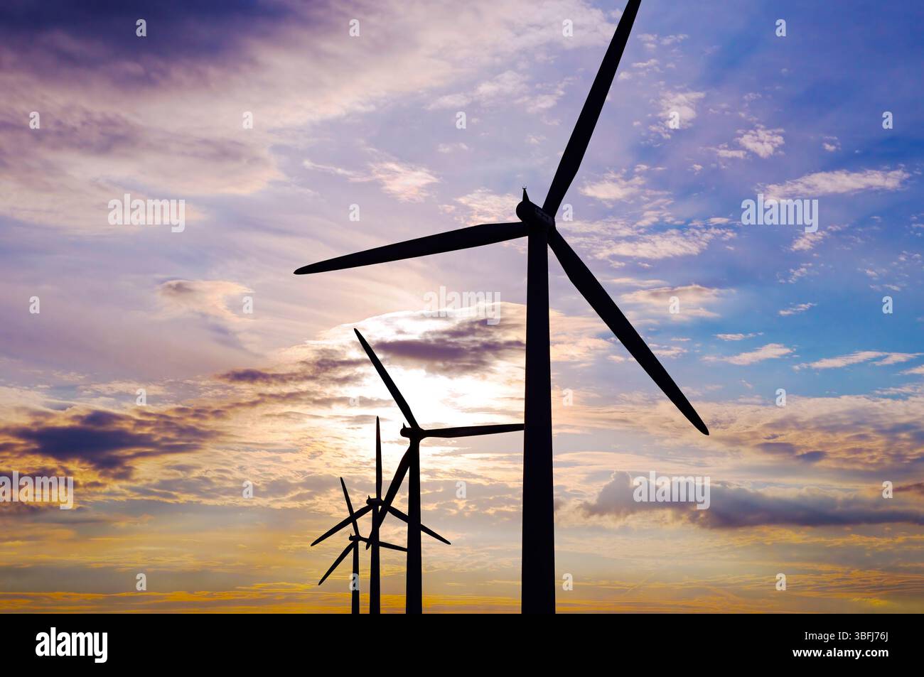 Wind Turbines si stagliano contro un cielo spettacolare, Watchfield, Oxfordshire, Inghilterra, Regno Unito Foto Stock