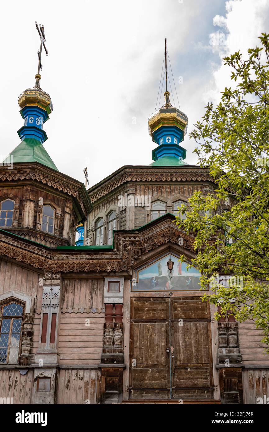 Cattedrale della Santissima Trinità nella città di Karakol, Kirghizistan. Chiesa in legno, architettura. Diocesi del Kirghizistan della Chiesa ortodossa russa Foto Stock