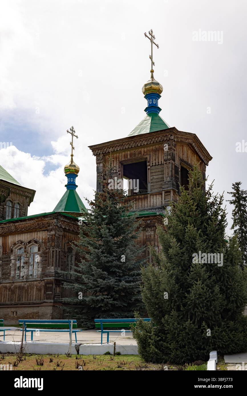 Cattedrale della Santissima Trinità nella città di Karakol, Kirghizistan. Chiesa in legno, architettura. Diocesi del Kirghizistan della Chiesa ortodossa russa Foto Stock