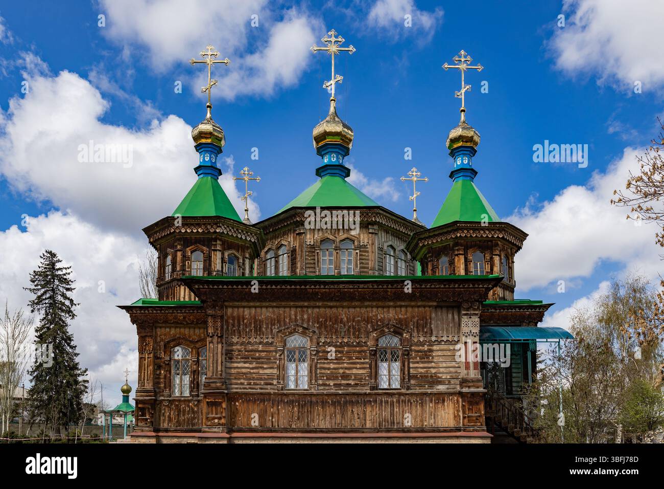 Chiesa ortodossa in legno. Cattedrale della Santissima Trinità nella città di Karakol, Kirghizistan, architettura Foto Stock