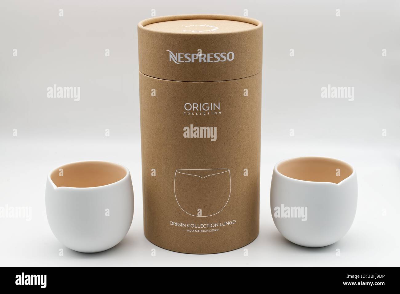 Set Nespresso Origin Collection lungo isolato su bianco. Ogni tazza è unica e realizzata in porcellana a doppia parete Foto Stock