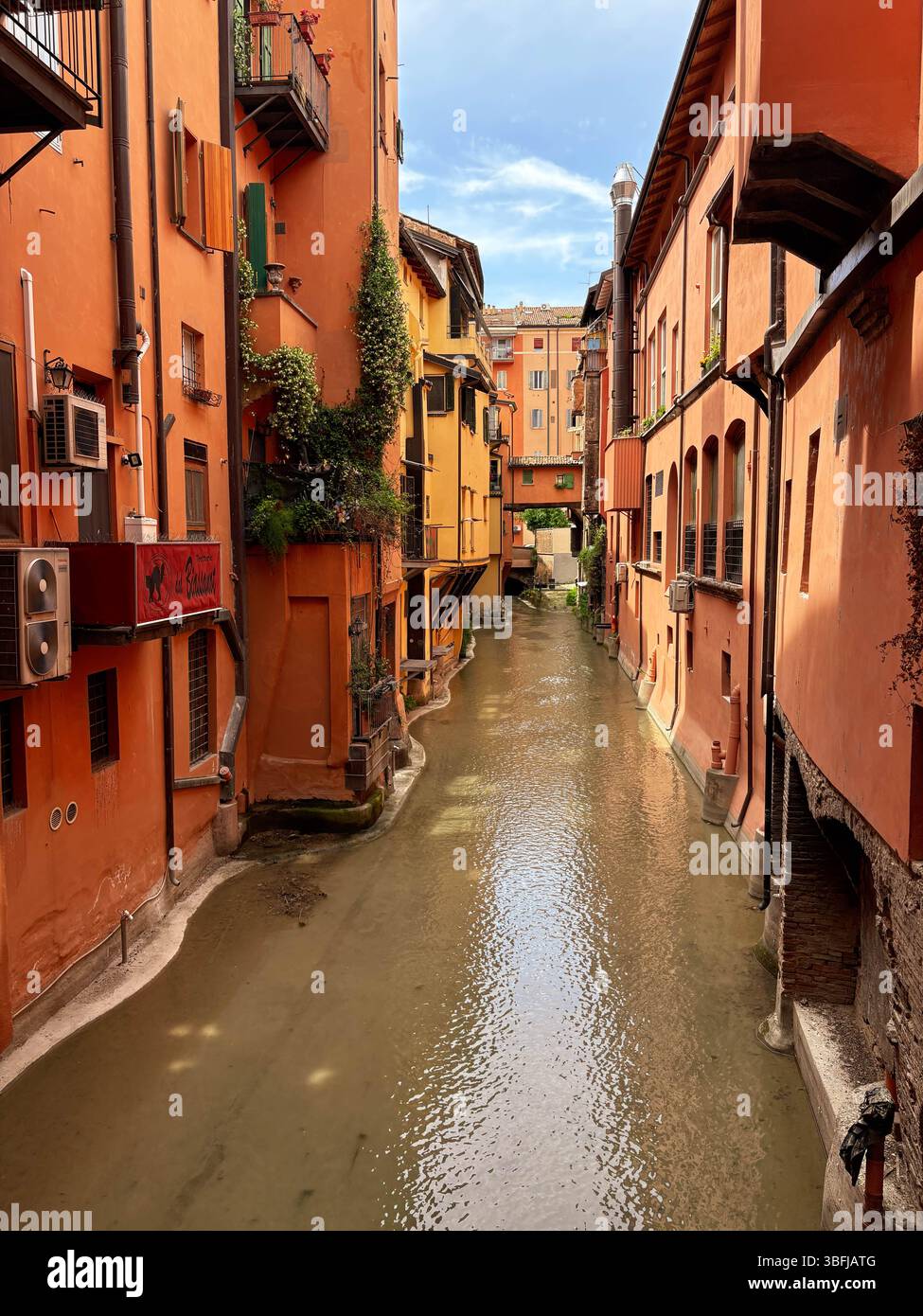 Bologna, Italia - 20 maggio 2025: Veduta dalla Finestrella di via Piella alle case sul Canale delle Moline a Little Venice. Foto Stock
