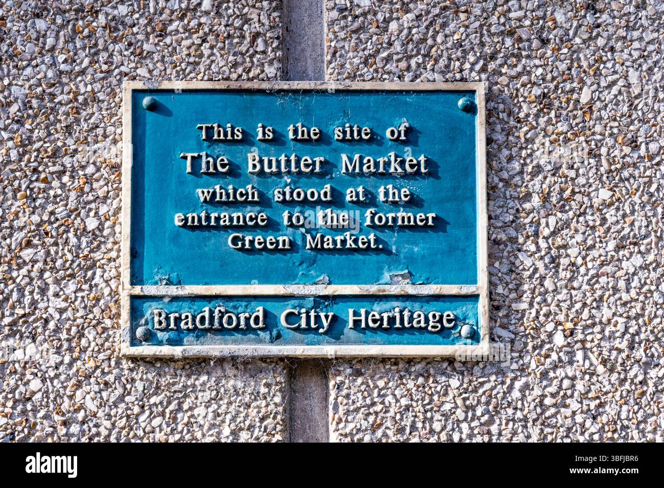 Un cartello del Bradford City Heritage segna il sito del vecchio mercato del burro all'entrata dell'ex mercato verde. Foto Stock