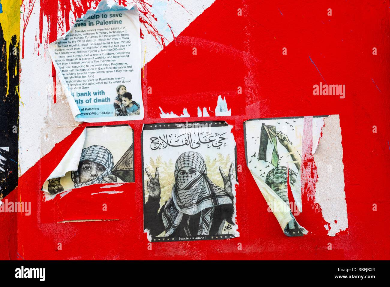 Manifesti strappati a sostegno della Palestina su un muro a Bradford. Foto Stock