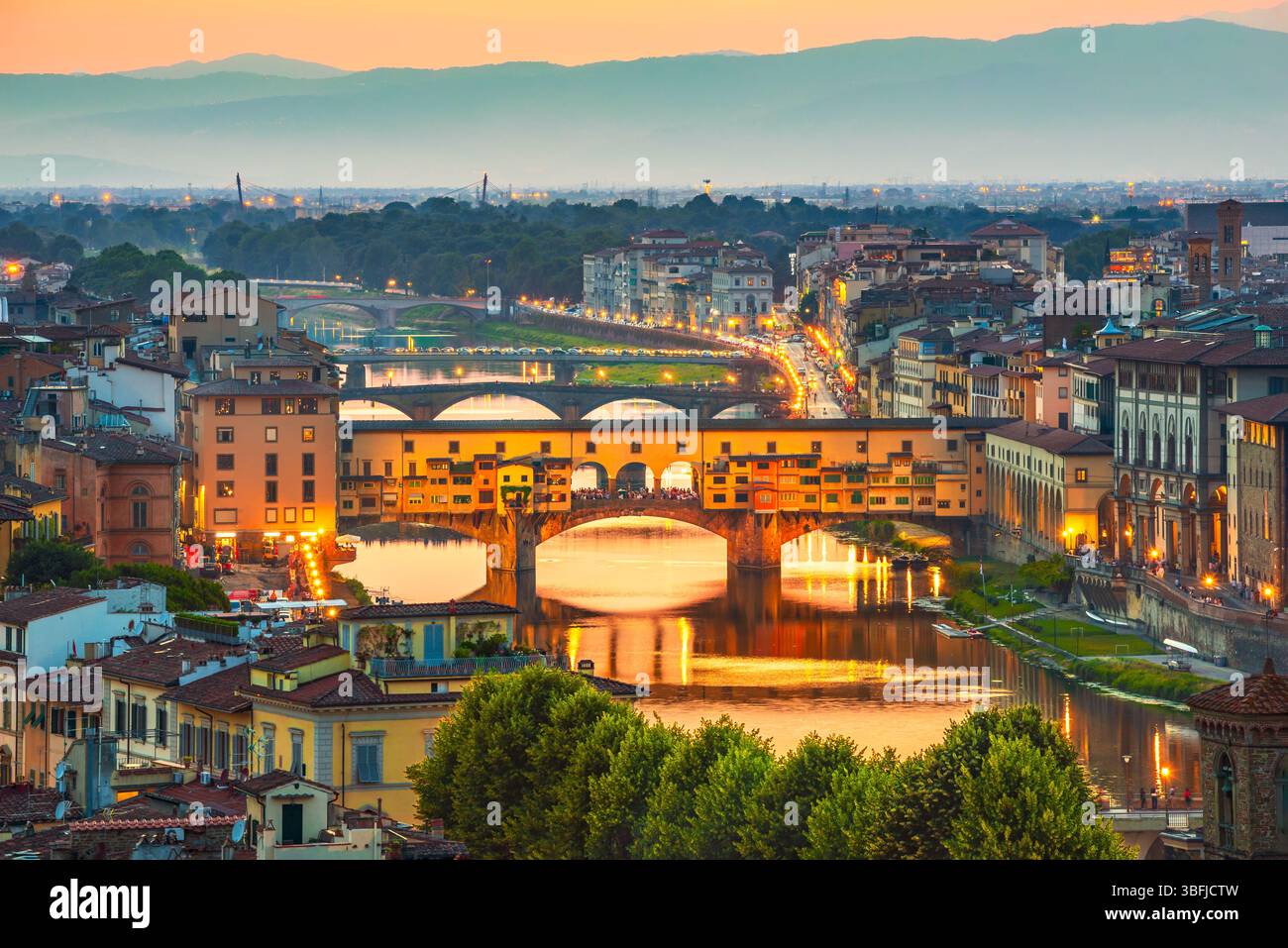 Firenze, Toscana. Ponte Vecchio, famoso punto di riferimento in Italia: Ponte medievale ad arco in pietra sul fiume Arno Foto Stock