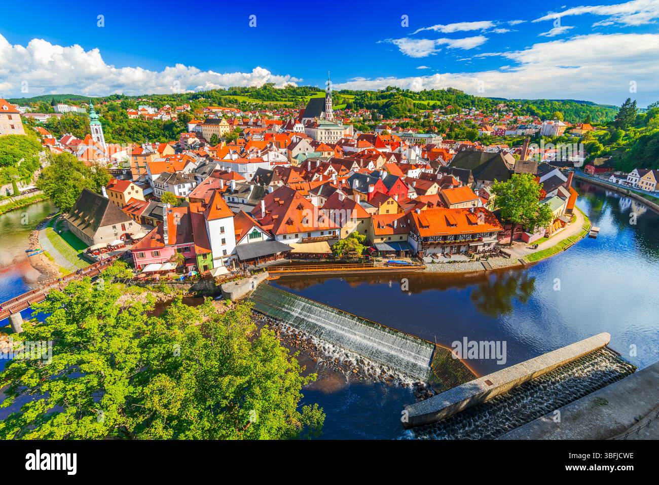 Cesky Krumlov, Repubblica Ceca. Vista sulla città storica e sul fiume Moldava, periodo estivo in Boemia. Foto Stock