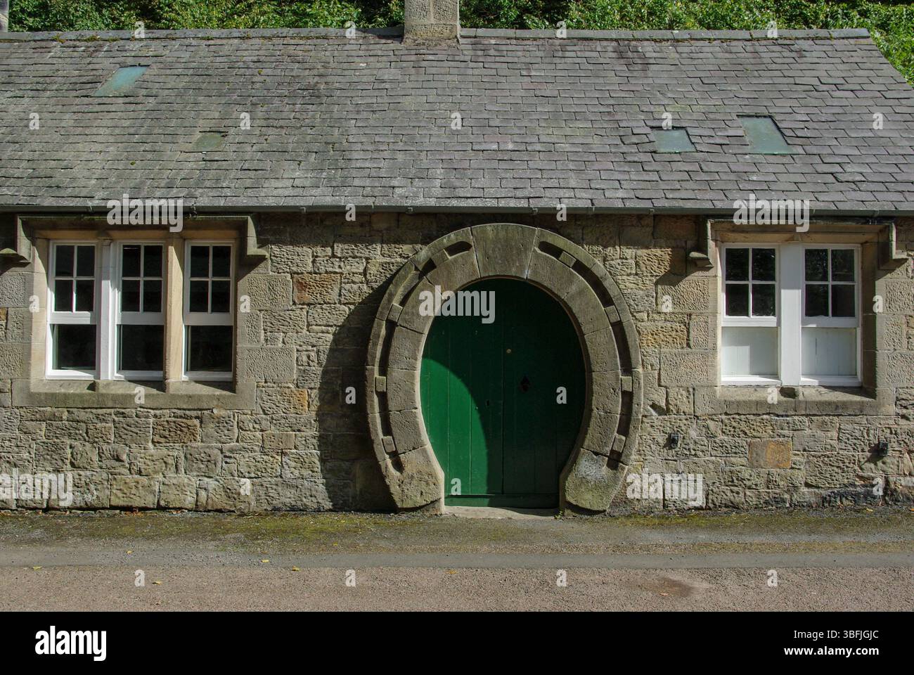 Old Forge, Ford Village, Northumberland, Regno Unito con il suo caratteristico ingresso a ferro di cavallo; ora un negozio di antiquariato Foto Stock