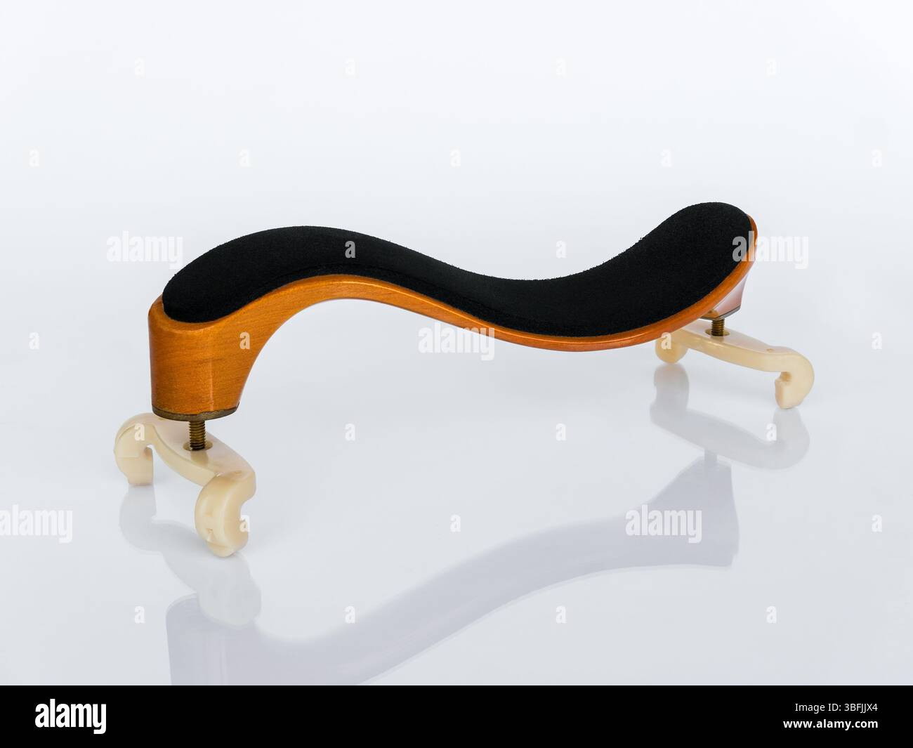 Spalla per violino isolata su sfondo bianco con riflesso. Foto Stock