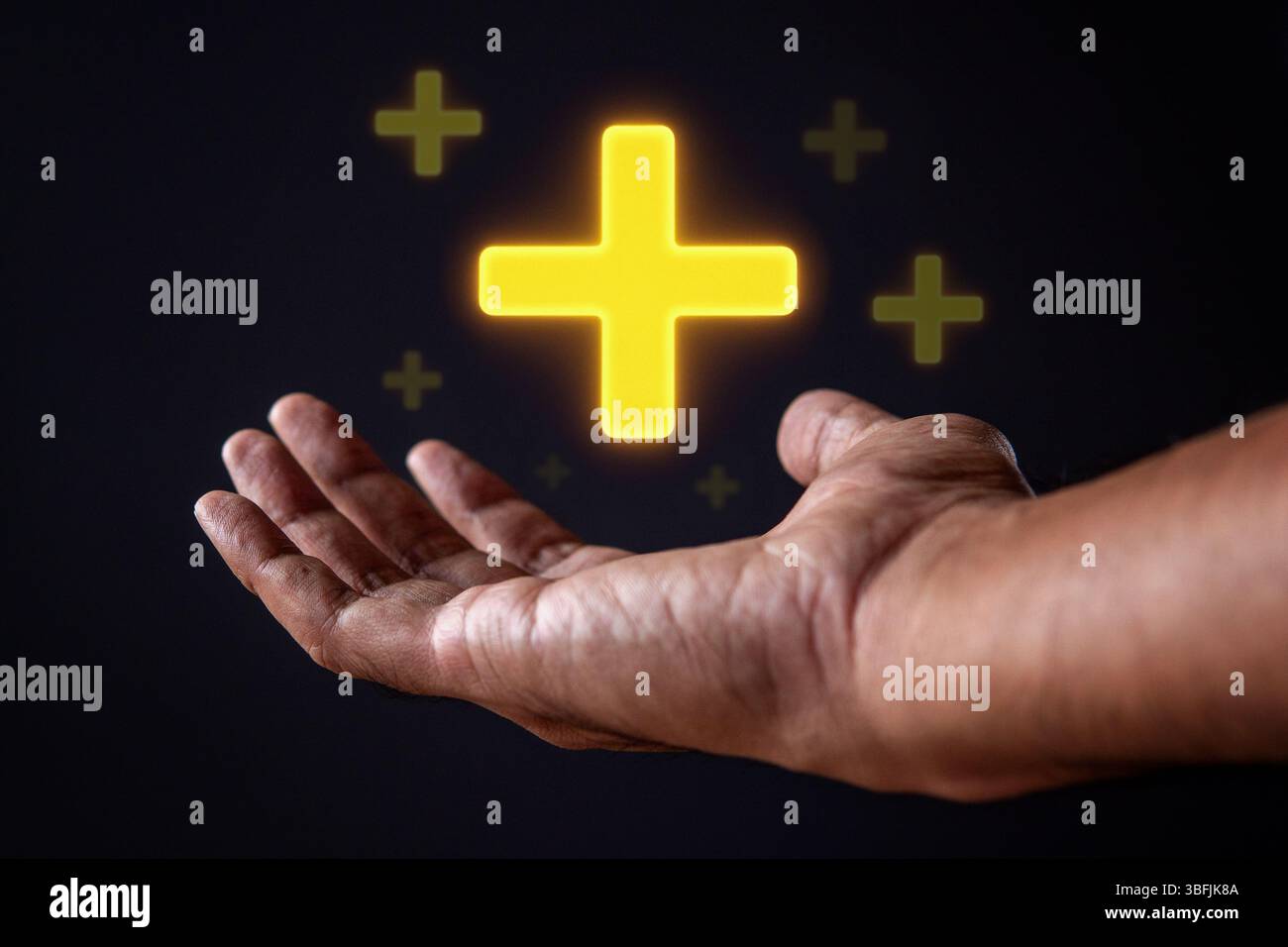 Una mano umana con un segno più giallo brillante che si alza sopra il palmo. Auto-miglioramento, concetto di sviluppo personale. Foto Stock