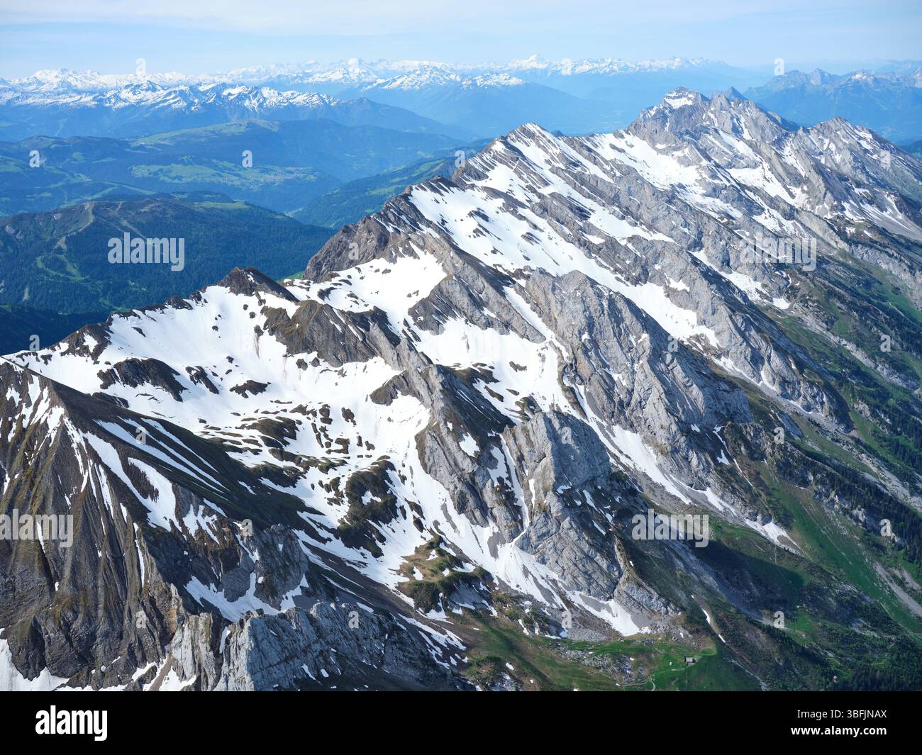 VISTA AEREA. Vista globale della metà meridionale (guardando a sud) della catena montuosa Aravis. La Clusaz & Grand-Bornand, Auvergne-Rhône-Alpes, Francia. Foto Stock