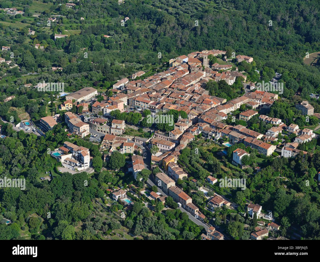VISTA AEREA. Villaggio collinare di Montauroux circondato dal verde. VAR, Provence-Alpes-Côte d’Azur, Francia. Foto Stock