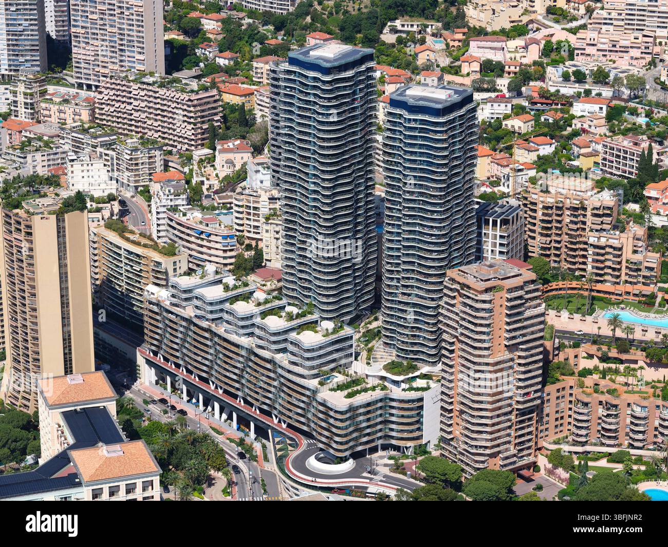 VISTA AEREA. Le due torri residenziali di Testimonio II ai loro piedi, il terzo edificio, Bay House, è coronato da cinque ville separate. Monaco. Foto Stock