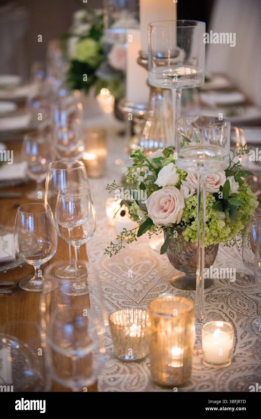 Romantico tavolo a lume di candela con rose e bicchieri Foto Stock