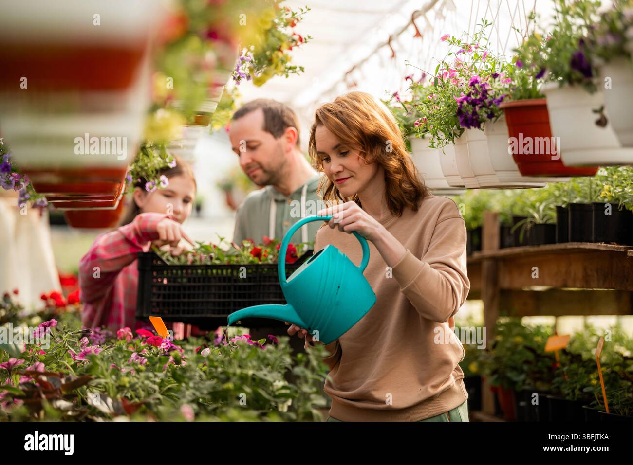 La famiglia ama il giardinaggio in serra Foto Stock