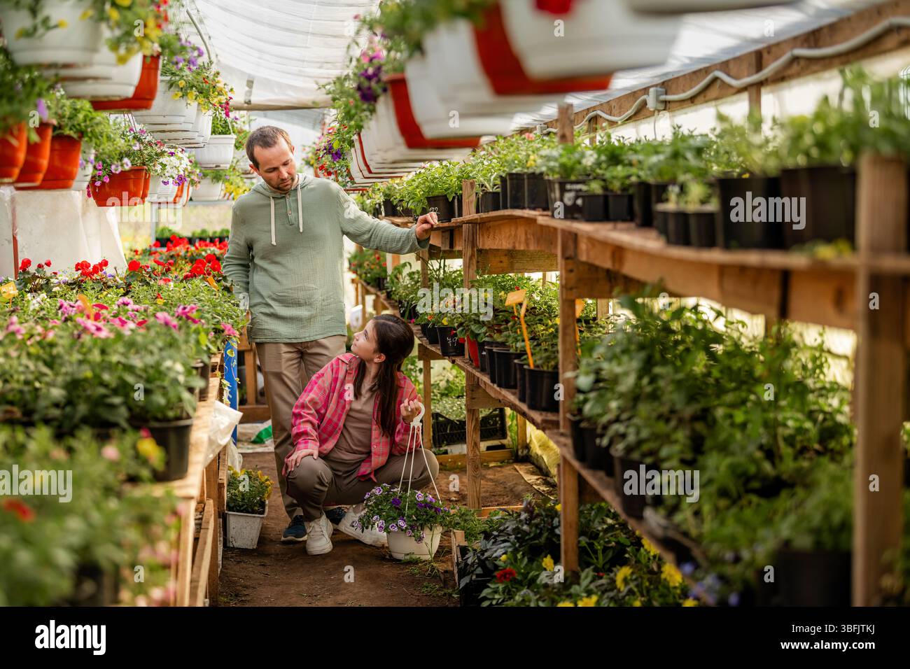 Shopping per famiglie di piante nel vivaio Greenhouse Foto Stock