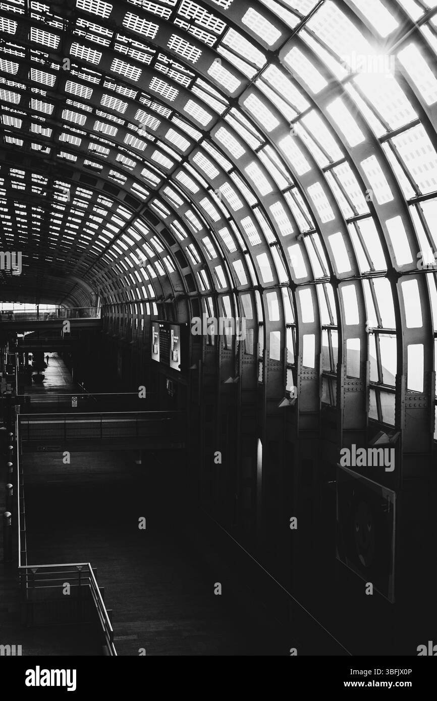 Stazione ferroviaria di porta Susa, Torino, Italia. Interno della sala. Foto Stock