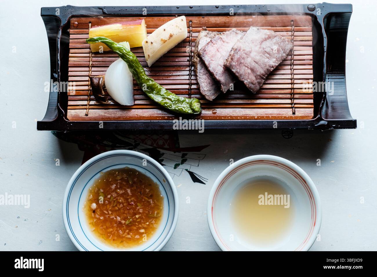 Manzo Wagyu alla griglia con verdure e salse Foto Stock