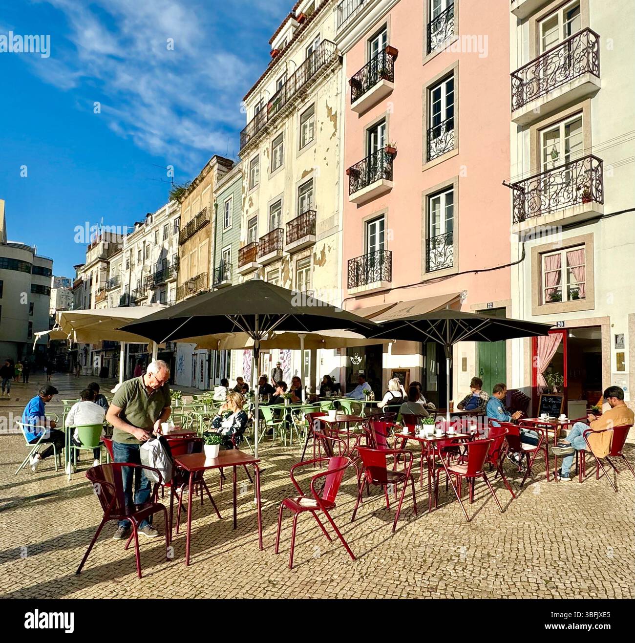 Cena all'aperto in una piazza nel quartiere Mouraria di Lisbona in Portogallo Foto Stock