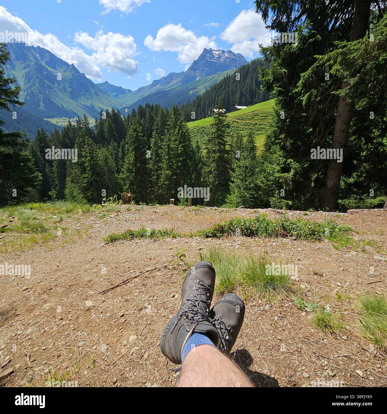 pausa escursionistica con vista sul paesaggio delle alpi austriache - Immagine stock catturata con smartphone
